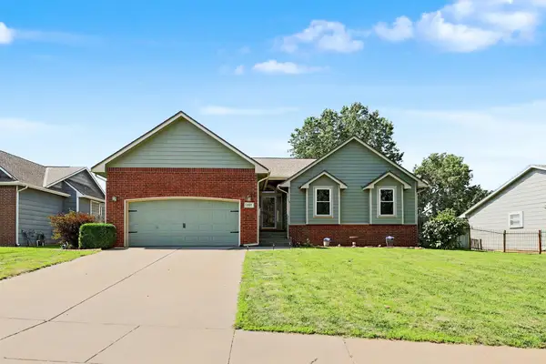 1707 E Oxford Cir, Derby, KS 67037