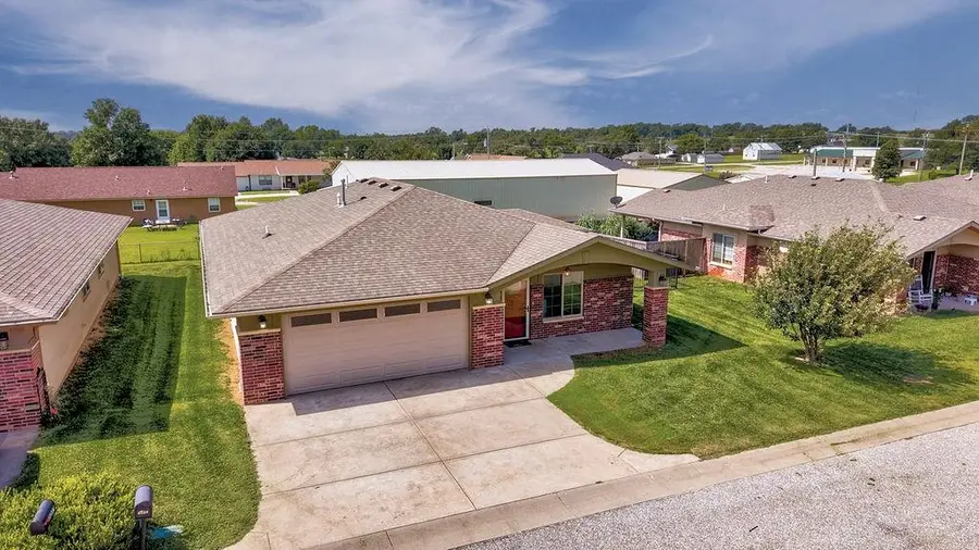 2209 Cottonwood Ln, Winfield, KS 67156 - #2
