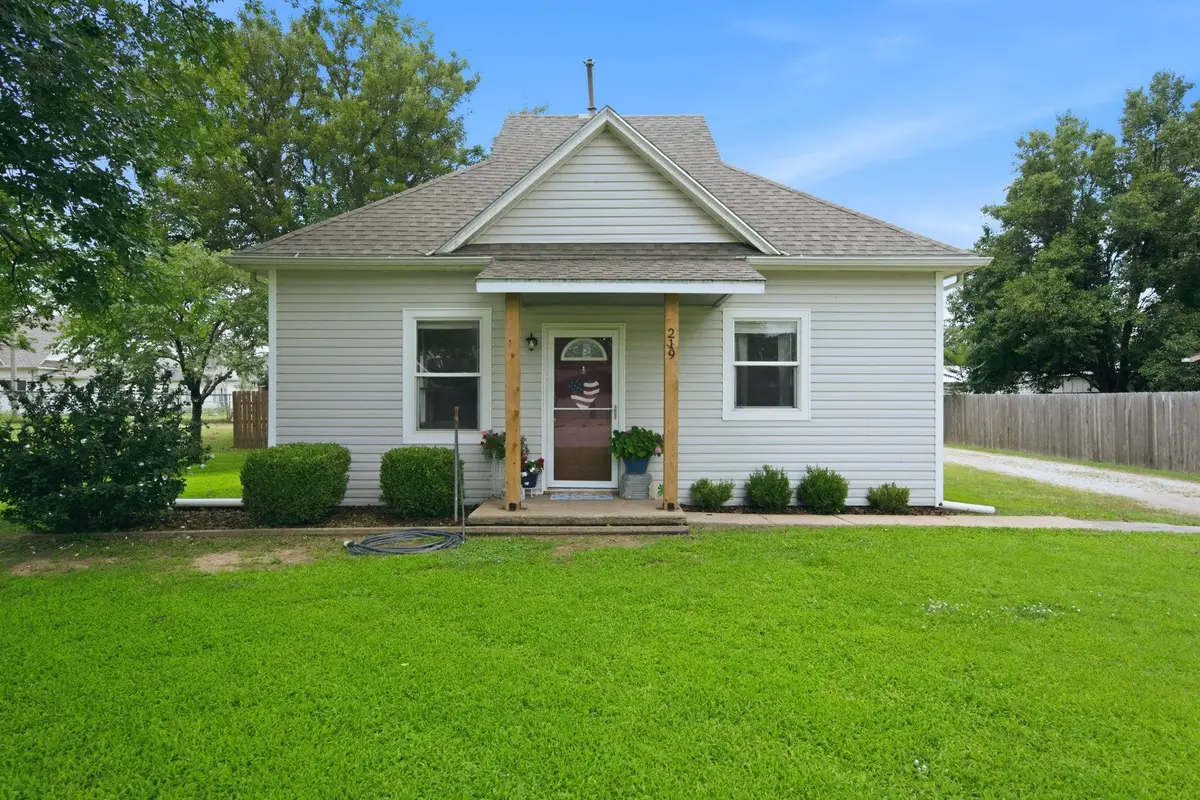219 S Robbins Rd, Norwich, KS 67118 - #1