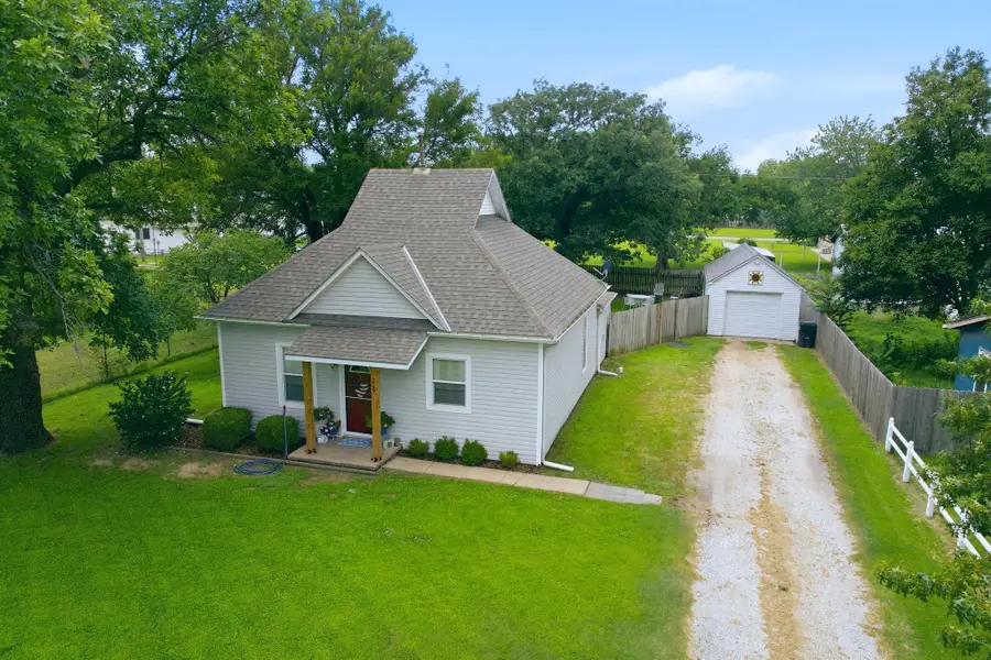 219 S Robbins Rd, Norwich, KS 67118 - #3