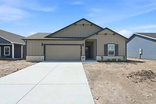 1562 N Emerald Valley Dr, Mulvane, KS 67110