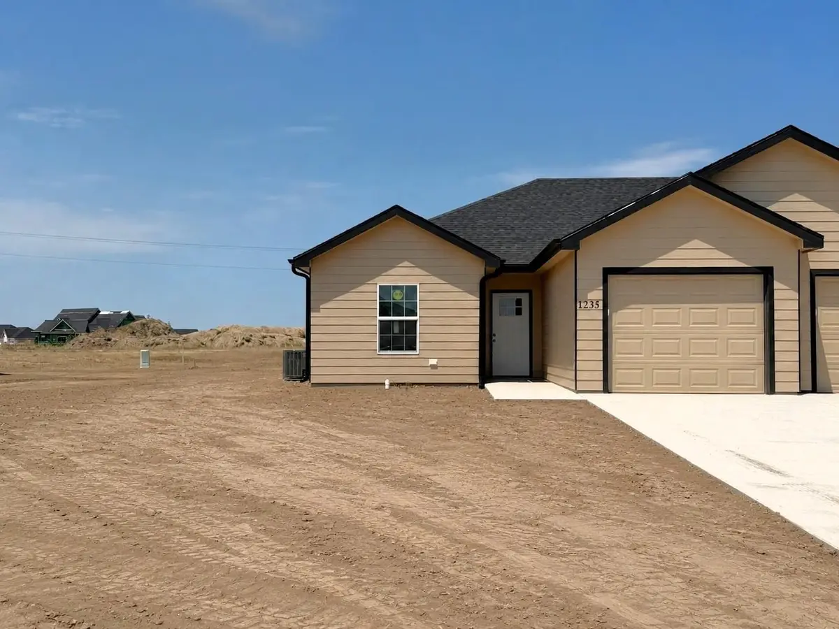 1235 Fountain Dr, Salina, KS 67401 - #1