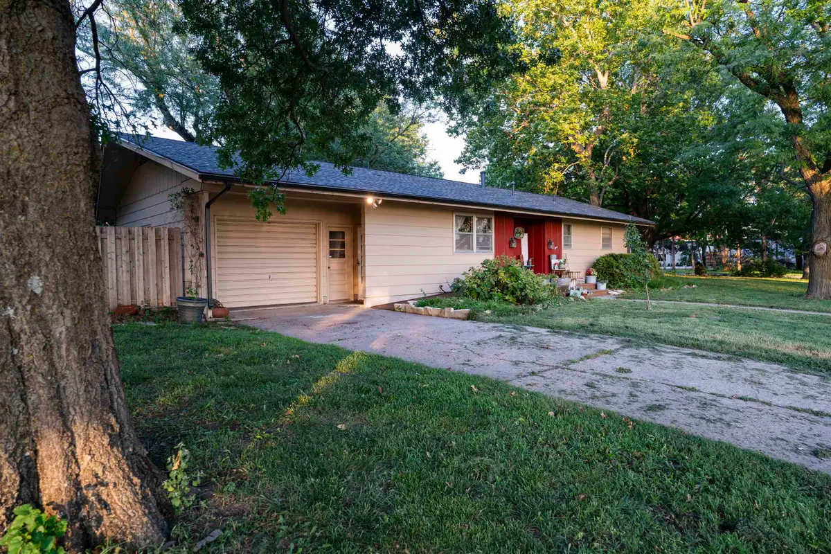 320 S Erb St, Hesston, KS 67062 - #1
