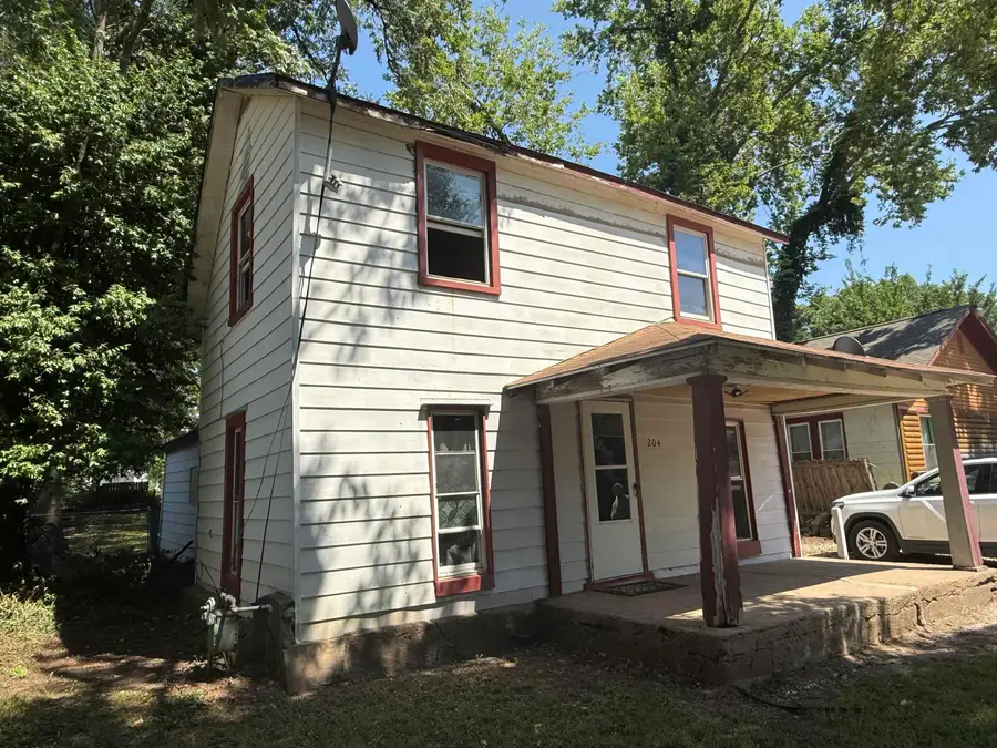 204 N Iowa St, Winfield, KS 67156 - #2