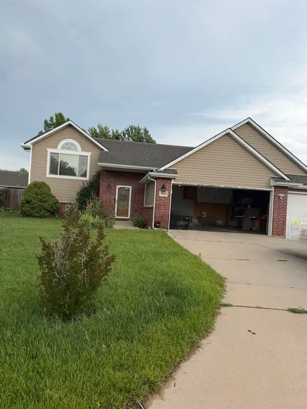1810 S Fox Run Cir, Wichita, KS 67207