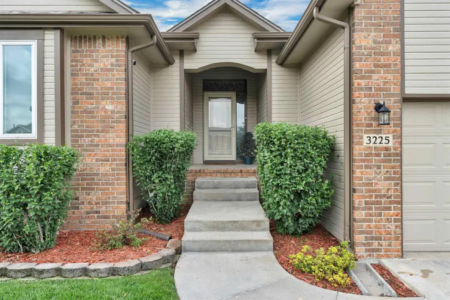 3225 S Bluelake Ct, Wichita, KS 67215-1022 - #3