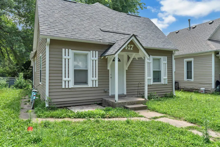 417 W 11th Ave, Winfield, KS 67156-3513 - #2