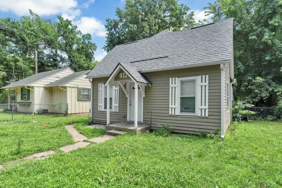 417 W 11th Ave, Winfield, KS 67156-3513 - #3