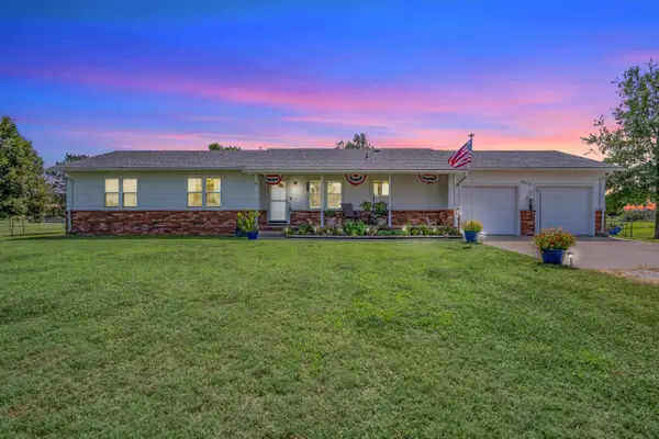 8712 N Ridge Rd, Valley Center, KS 67147