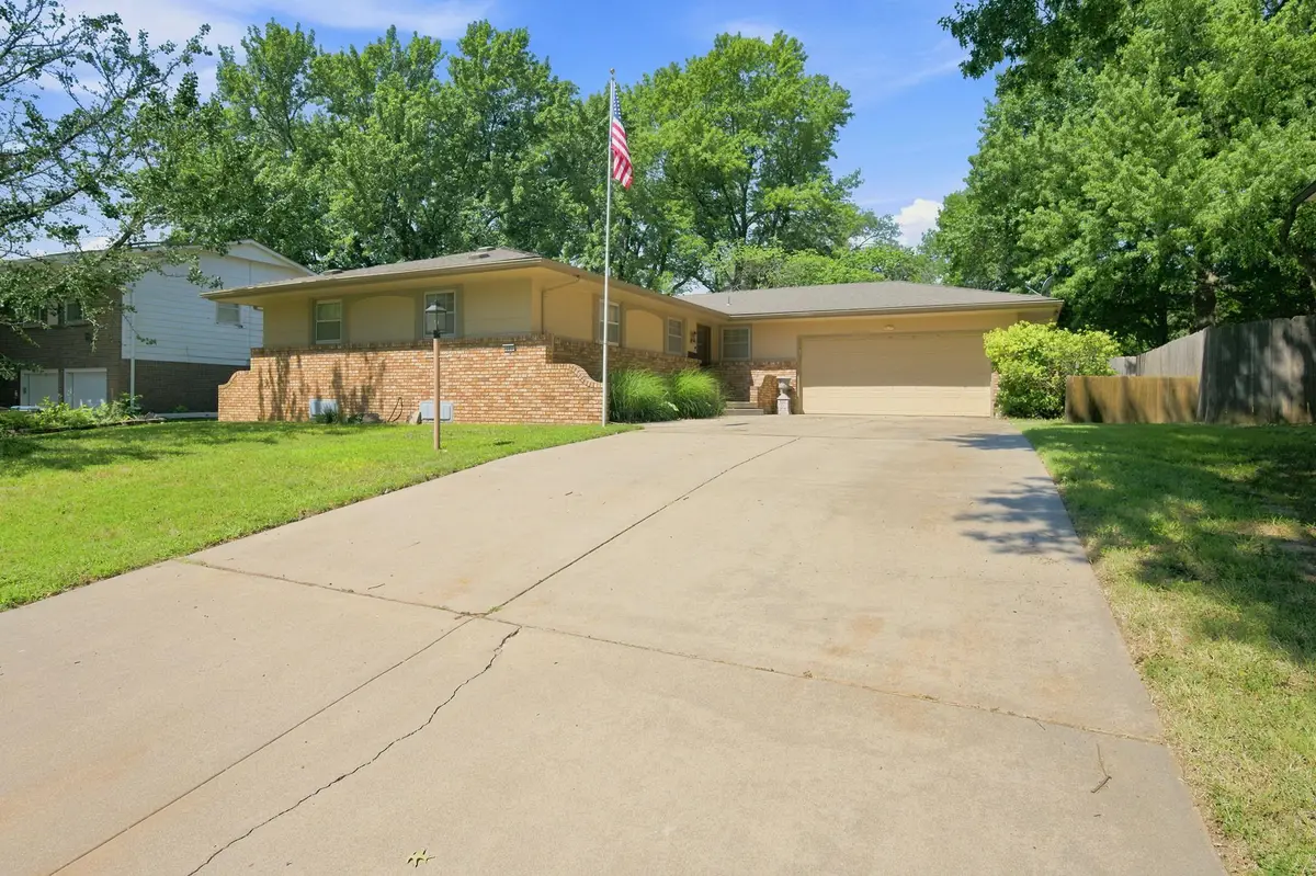 605 N Willow Dr, Derby, KS 67037 - #1