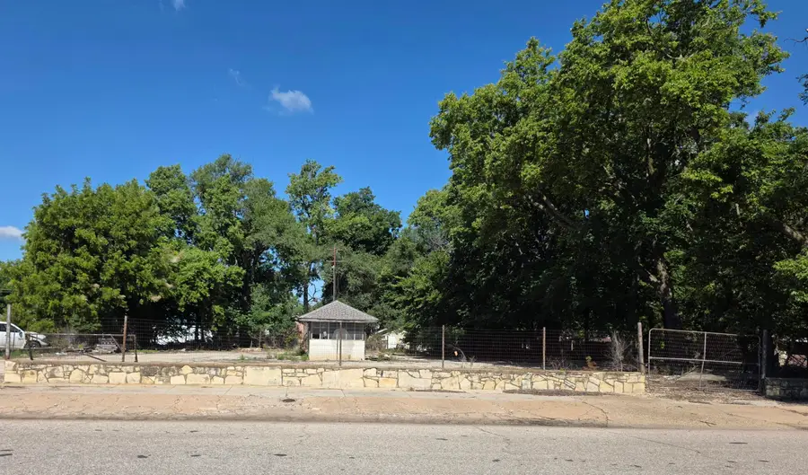 715 Manning, Winfield, KS 67156 - #2