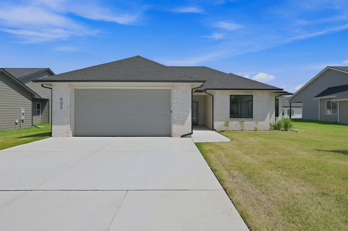 602 Elmwood St, Park City, KS 67147-1124 - #1
