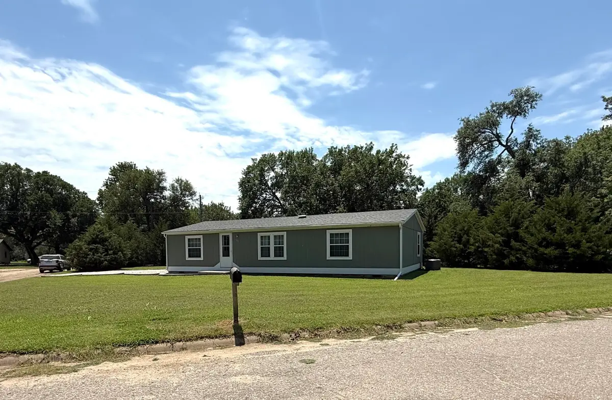 521 E Eighth St, Harper, KS 67058 - #1