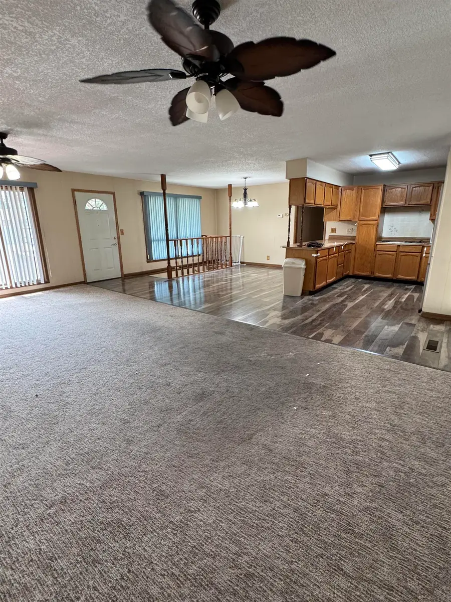3401 S Laura Ave, Wichita, KS 67216 - #2