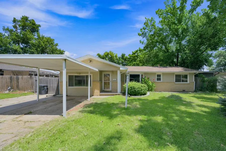 910 N Country Acres Ave, Wichita, KS 67212 - #2