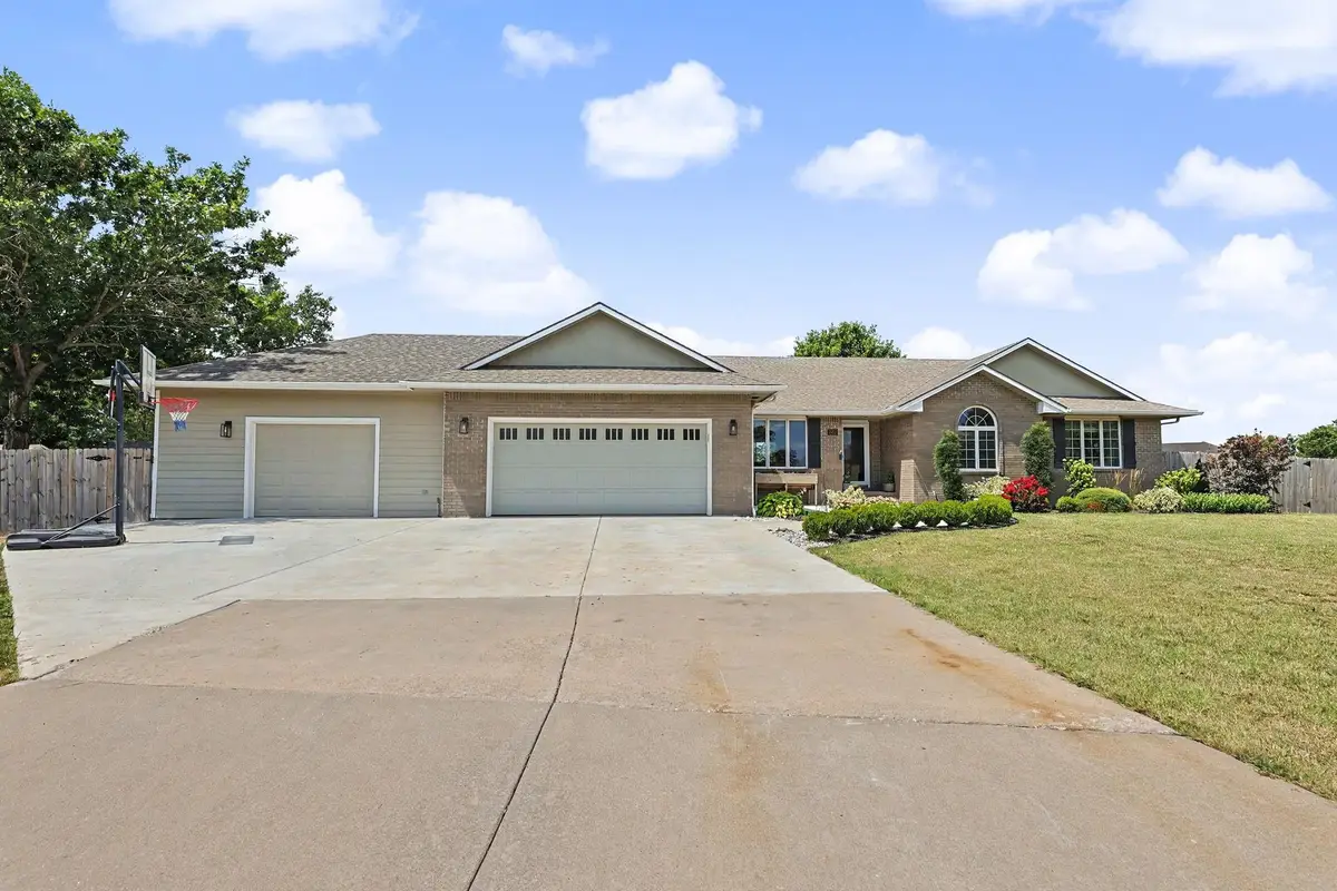 525 Stone Creek Dr, Newton, KS 67114 - #1