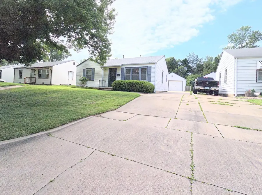 5913 E Bellaire St, Wichita, KS 67218 - #2