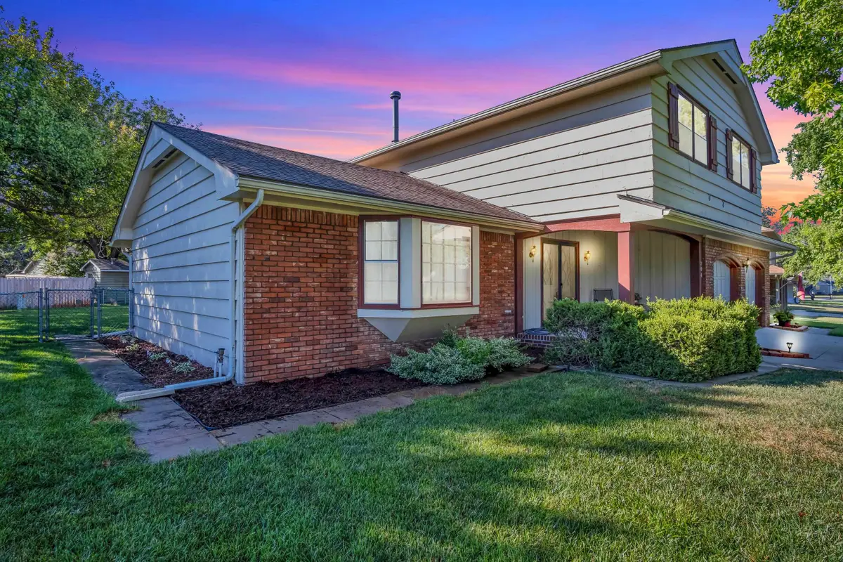 304 Rolling Hills Dr, Newton, KS 67114 - #1