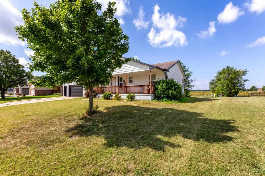 605 Clover Ln., Hesston, KS 67062 - #2