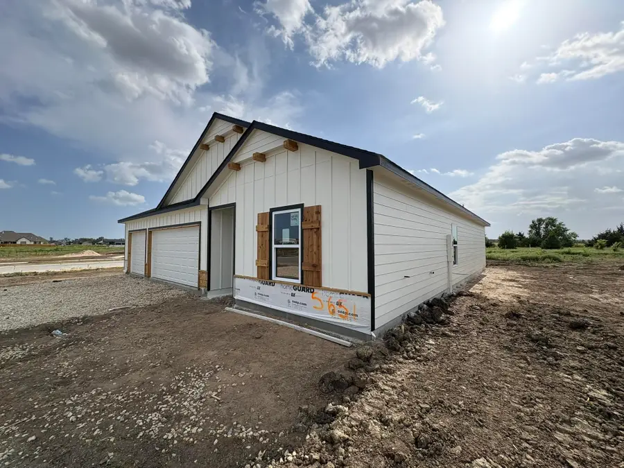 5651 Plumthicket St, Bel Aire, KS 67226 - #2