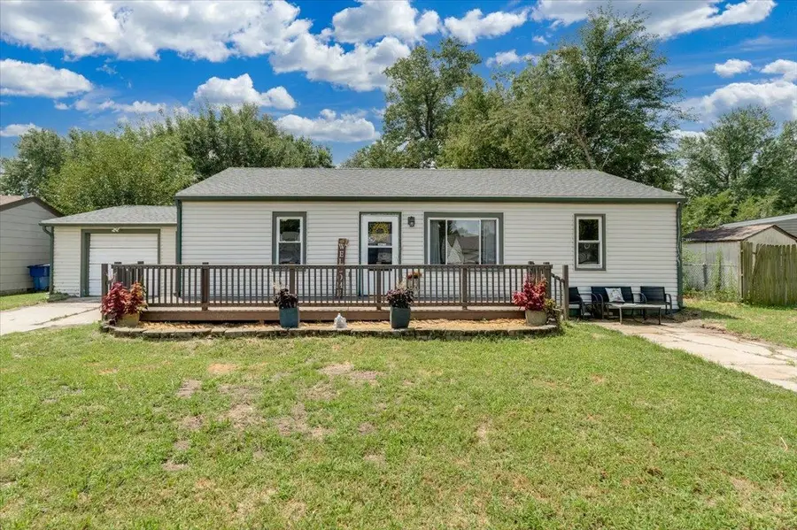 417 W Hollywood Dr, Wichita, KS 67217 - #2