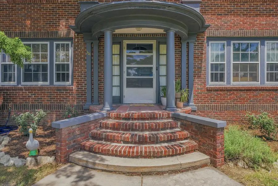 314 E 2nd St, Newton, KS 67114 - #3