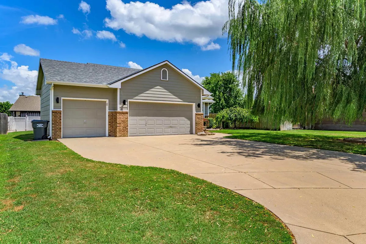 932 E Peach Ct, Haysville, KS 67060 - #1