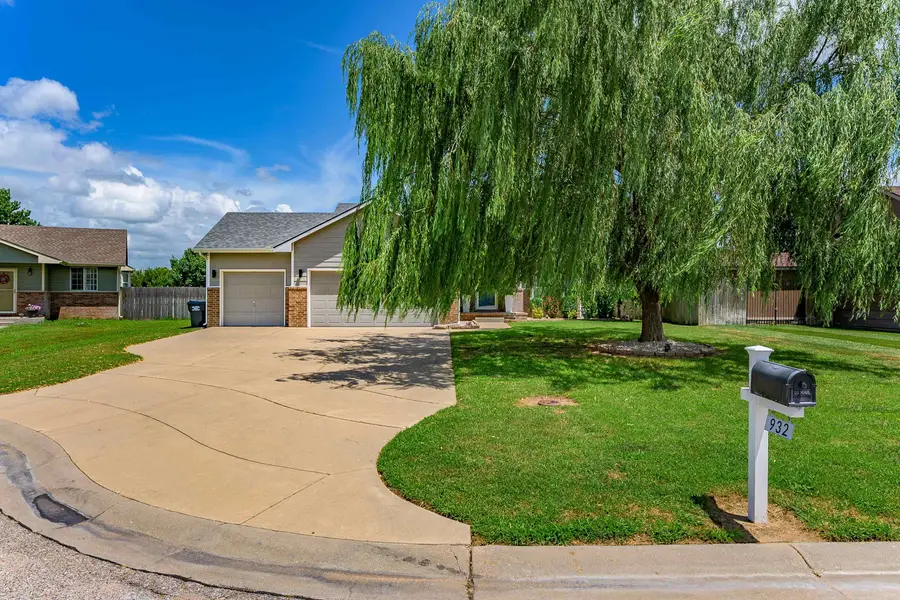 932 E Peach Ct, Haysville, KS 67060 - #2