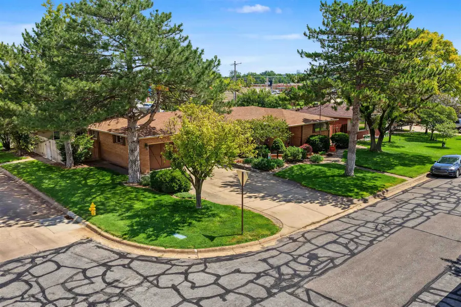 901 Millwood Dr, Salina, KS 67401 - #2