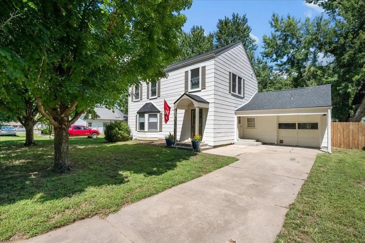 1322 N 4th St, Arkansas City, KS 67005 - #1
