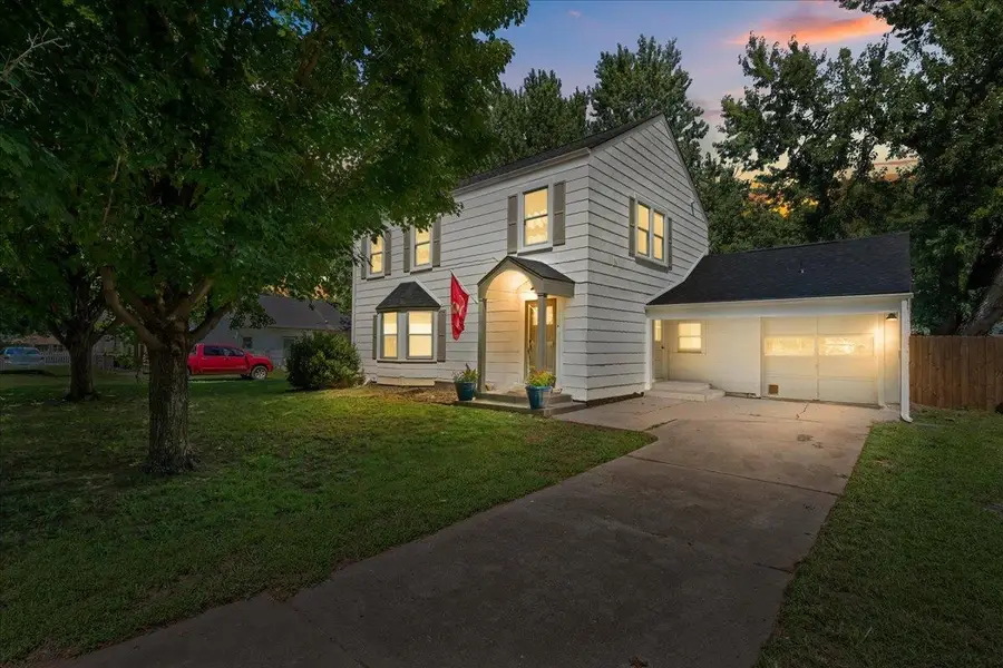 1322 N 4th St, Arkansas City, KS 67005 - #2