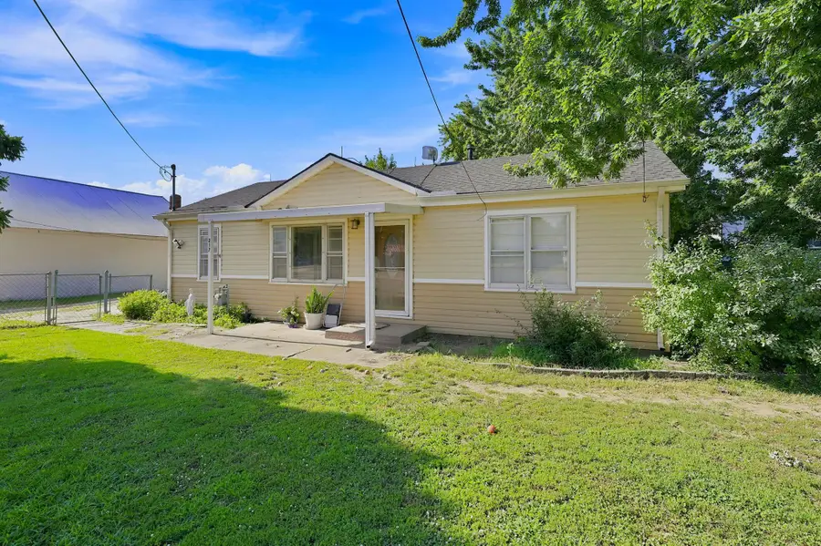217 W Chicago Ave, Colwich, KS 67030 - #2