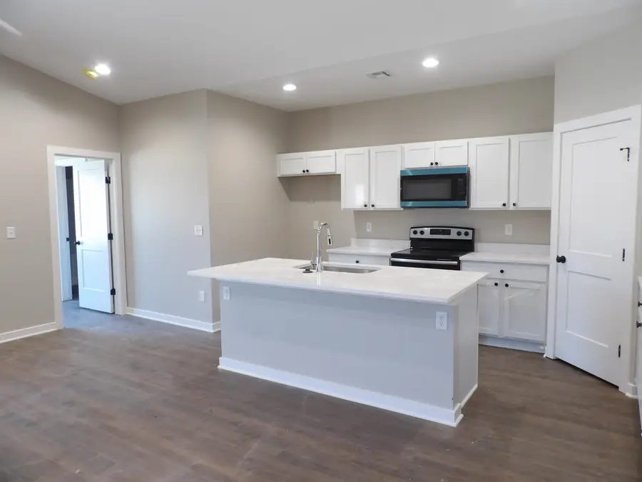 921-923 S Fox Ridge St, Newton, KS 67114 - #2