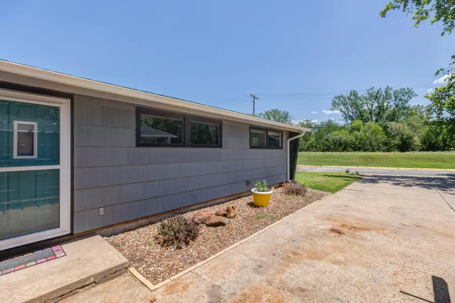 133 Georgia Ave, Salina, KS 67401 - #2