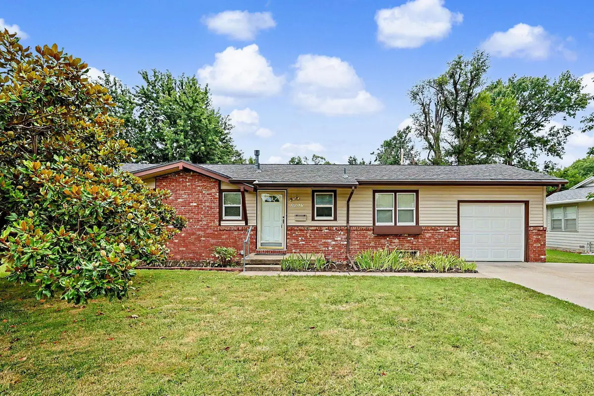 2027 W Manhattan Dr, Wichita, KS 67204 - #1