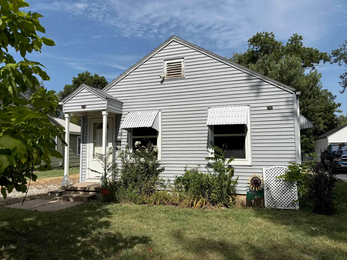 422 N Clayton Ave, Wichita, KS 67203 - #1