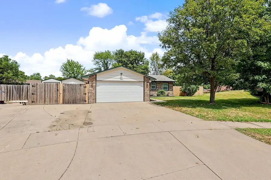 1138 N Summitlawn Ct, Wichita, KS 67212 - #2