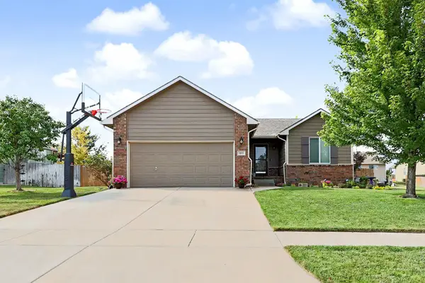 843 E Winding Land St, Derby, KS 67037