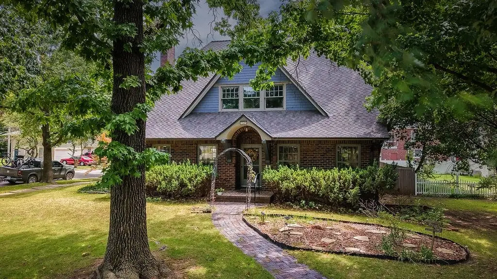 1321 E 9th Ave, Winfield, KS 67156 - #1