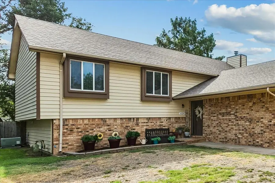 424 N Pine Grove Cr, Wichita, KS 67212 - #2