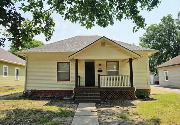 1406 John St, Winfield, KS 67156