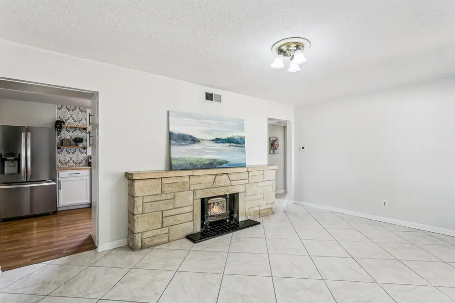 1527 W Dora Ave, Wichita, KS 67213 - #2