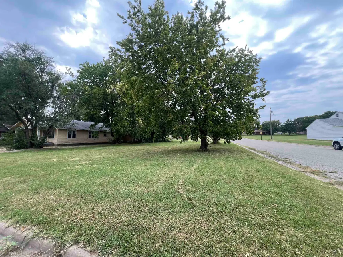 825 N 5th, Arkansas City, KS 67005 - #1