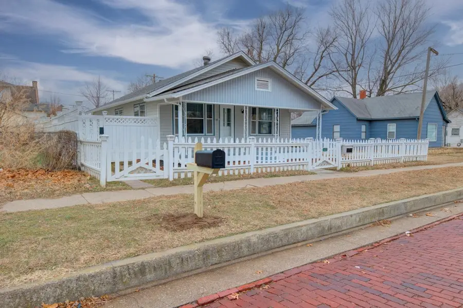 411 W Chestnut Ave., Arkansas City, KS 67005 - #2