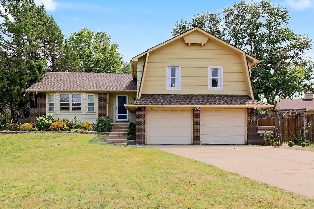 8233 E Bluestem Ct, Wichita, KS 67207 - #1