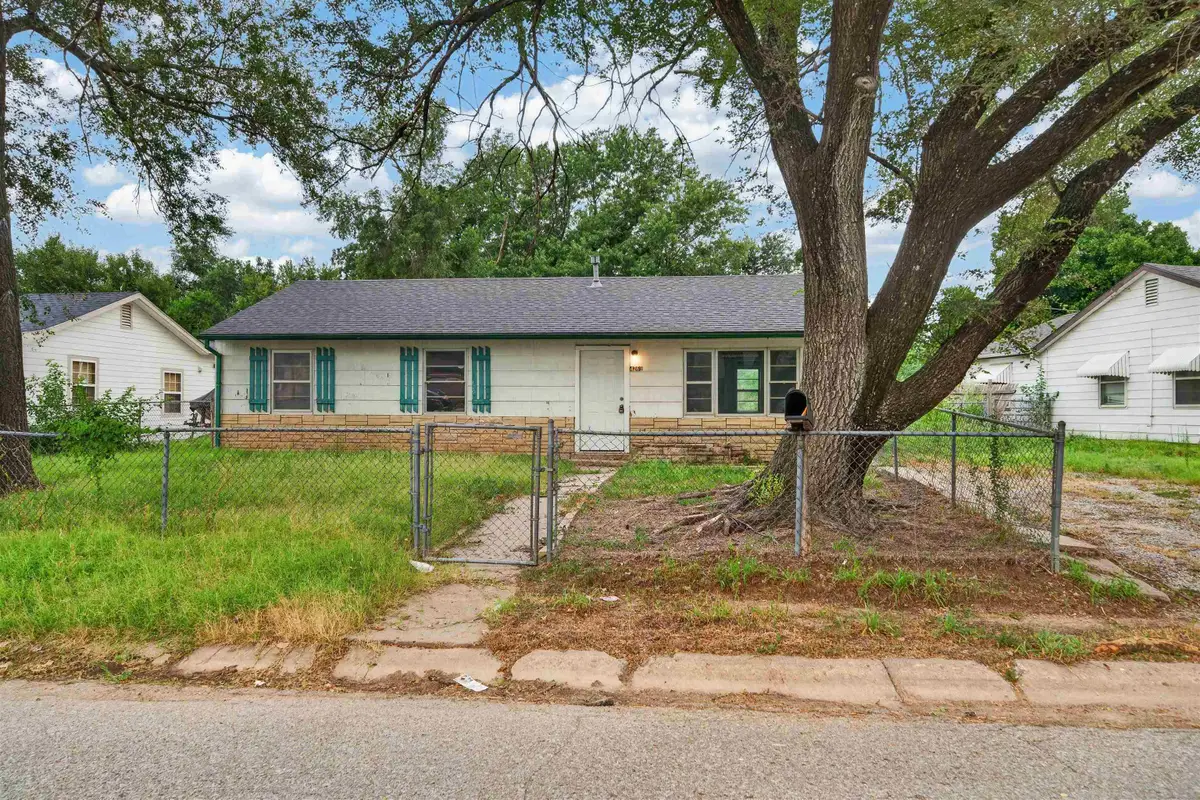 4269 S Cumberland St, Wichita, KS 67216 - #1