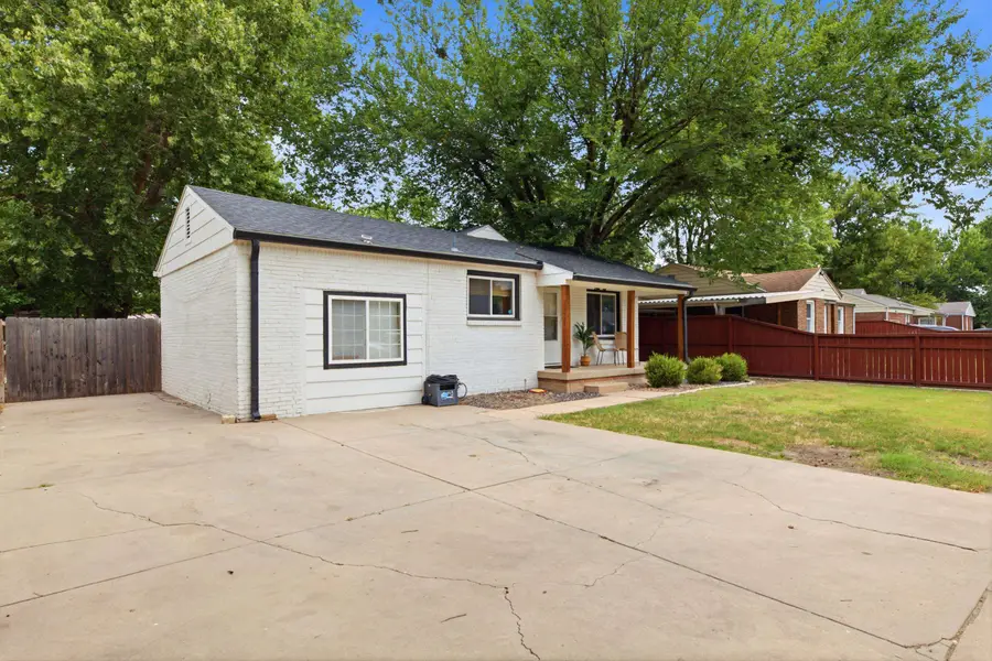 1208 E Luther St, Wichita, KS 67216 - #2
