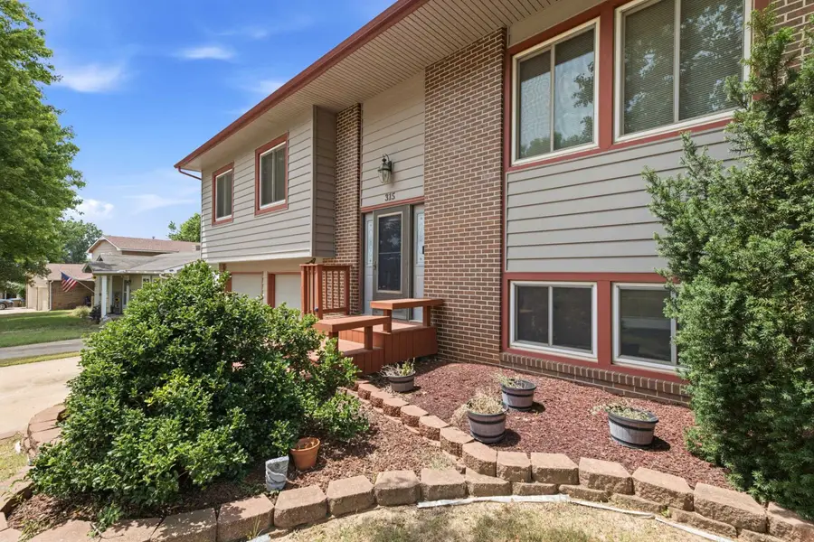 315 S Lincoln St, Belle Plaine, KS 67013 - #2