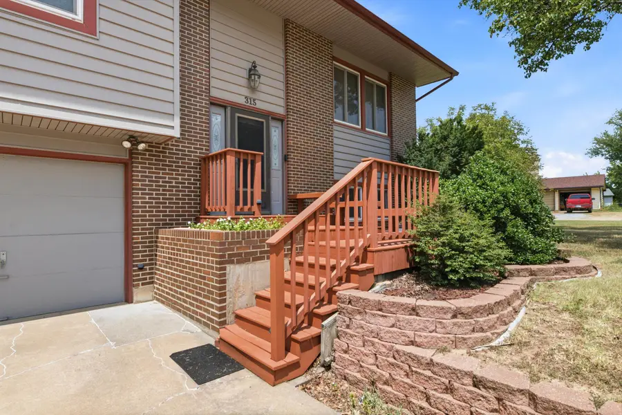 315 S Lincoln St, Belle Plaine, KS 67013 - #3