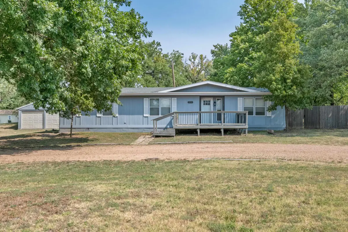 300 Williamson Dr, Hutchinson, KS 67502 - #1